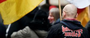 Ein Teilnehmer bei einer Neonazi-Demonstration in Duisburg. 
