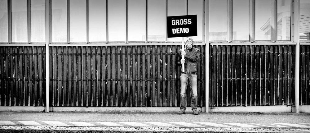 Lederjacke, Maske, Schild. Fertig ist Werner Bauers "Großdemo".