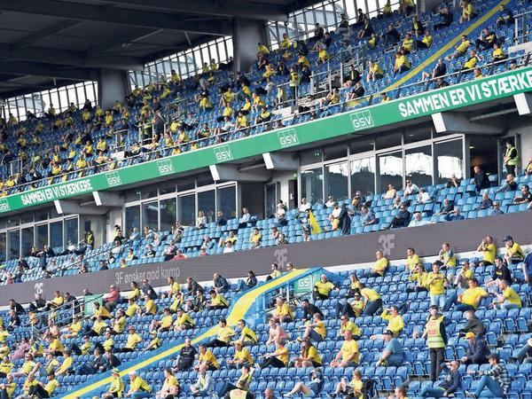 Zuschauertest beim Kopenhagener Derby: Im Stadion von Bröndby sitzen die Fans der dänischen Superliga mit Mindestabstand auf der Tribüne.