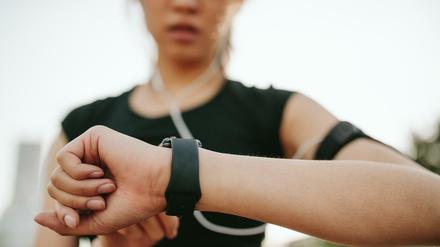 Das Corona-Warn-Armband ähnelt einem Fitnesstracker.