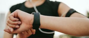 Das Corona-Warn-Armband ähnelt einem Fitnesstracker.