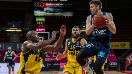 Auf dem Sprung: Im Halbfinal-Hinspiel hatten Rokas Giedraitis (rechts) und Alba Berlin kaum Probleme mit Rickey Paulding (links) und den Oldenburgern.