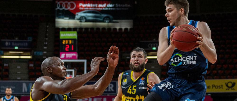 Auf dem Sprung: Im Halbfinal-Hinspiel hatten Rokas Giedraitis (rechts) und Alba Berlin kaum Probleme mit Rickey Paulding (links) und den Oldenburgern.