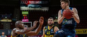 Auf dem Sprung: Im Halbfinal-Hinspiel hatten Rokas Giedraitis (rechts) und Alba Berlin kaum Probleme mit Rickey Paulding (links) und den Oldenburgern.