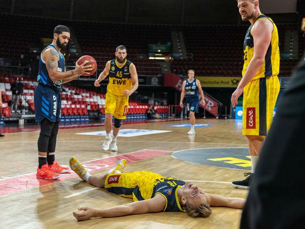 Wer liegt denn da? Albas Peyton Siva (links) schaut genau hin.