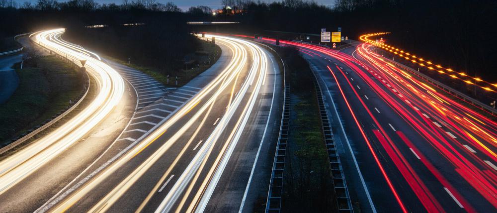Autos fahren in der Morgendämmerung über die Bundesstraße B6 und die Autobahn A37.