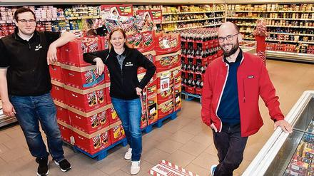Musike drin. Das Team von Edeka-Lawrenz vor seiner Supermarkt-Bühne.