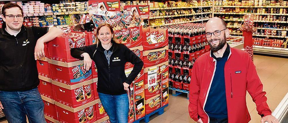 Musike drin. Das Team von Edeka-Lawrenz vor seiner Supermarkt-Bühne.