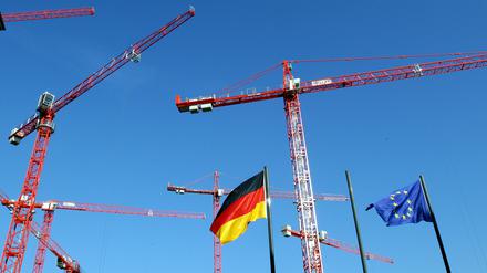 Baukräne in Berlin: Die Konjunktur könnte im Corona-Jahr deutlich einbrechen.