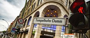 Markthalle statt Kaufhaus? So stellt sich die CDU die Zukunft der bedrohten Filialen wie hier in Tempelhof vor.