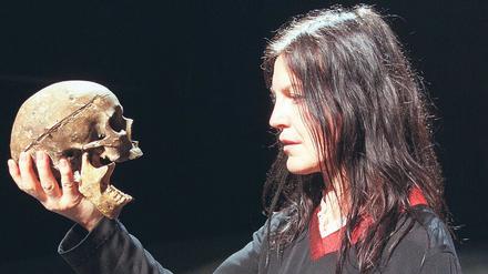 Es ist lange her. Angela Winkler als Dänenprinz in der Inszenierung von Peter Zadek, die 1999 Premiere hatte und in Berlin an der Schaubühne lief.