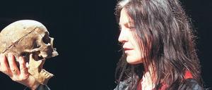 Es ist lange her. Angela Winkler als Dänenprinz in der Inszenierung von Peter Zadek, die 1999 Premiere hatte und in Berlin an der Schaubühne lief.