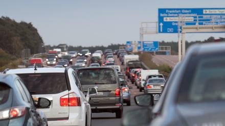 Autos fahren auf dem Berliner Autobahnring langsam im stockenden Verkehr.