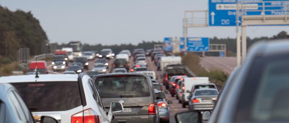Autos fahren auf dem Berliner Autobahnring langsam im stockenden Verkehr.