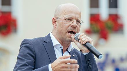 Andreas Kalbitz spricht bei einer Kundgebung der AfD in Senftenberg. 