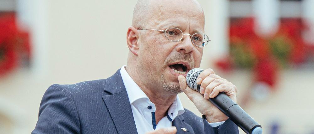 Andreas Kalbitz spricht bei einer Kundgebung der AfD in Senftenberg. 