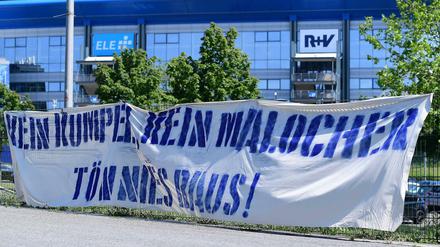 Unbeliebt in den eigenen Reihen: Vor der Schalke-Arena hängt ein Plakat gegen Clemens Tönnies, den Aufsichtsratsvorsitzenden von Schalke 04.