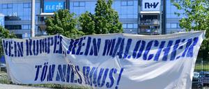 Unbeliebt in den eigenen Reihen: Vor der Schalke-Arena hängt ein Plakat gegen Clemens Tönnies, den Aufsichtsratsvorsitzenden von Schalke 04.