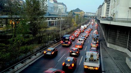 Die Idee: Ein Dach zwischen Kaiserdammbrücke (hinter dem Bahnhof Messe Nord) und Knobelsdorffbrücke.