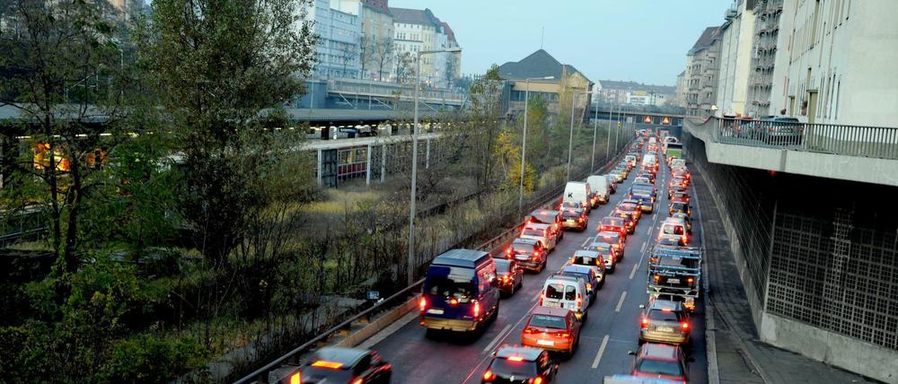 Die Idee: Ein Dach zwischen Kaiserdammbrücke (hinter dem Bahnhof Messe Nord) und Knobelsdorffbrücke.