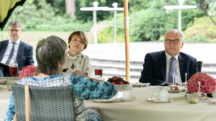 Bundespräsident Frank-Walter Steinmeier und seine Frau Elke Büdenbender luden am Donnerstag zur zehnten „Kaffeetafel“. 