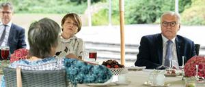 Bundespräsident Frank-Walter Steinmeier und seine Frau Elke Büdenbender luden am Donnerstag zur zehnten „Kaffeetafel“. 