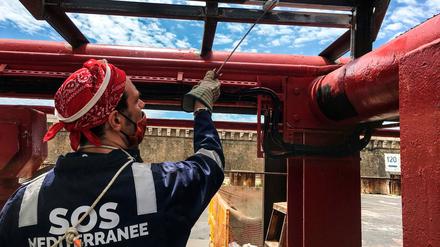 Kurze Pause in Marseille: Ein Crewmitglied der "Ocean Viking", des Schiffs von SOS Mediterranee, nutzt die Zeit zum Streichen.
