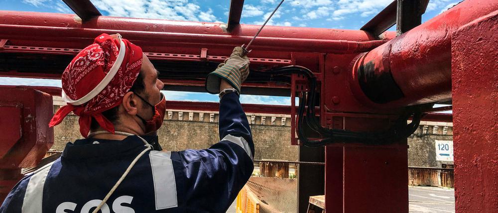 Kurze Pause in Marseille: Ein Crewmitglied der "Ocean Viking", des Schiffs von SOS Mediterranee, nutzt die Zeit zum Streichen.