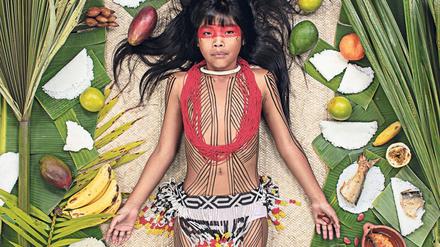 Kawakanih, 9, aus Brasilien. Die rote Farben auf ihrem Körper wird von Annattosamen gewonnen und soll vor schlechter Energie schützen.