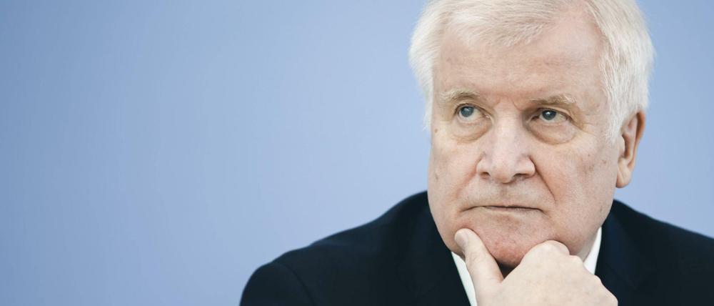 Anfang der Woche hatte Bundesinnenminister Horst Seehofer zunächst in der „Bild“-Zeitung eine Strafanzeige gegen die „taz“ angekündigt, dies aber wenig später relativiert.