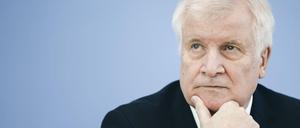 Anfang der Woche hatte Bundesinnenminister Horst Seehofer zunächst in der „Bild“-Zeitung eine Strafanzeige gegen die „taz“ angekündigt, dies aber wenig später relativiert.