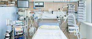 Auch auf der Intensivstationen sind Betten wegen Corona freigehalten worden.