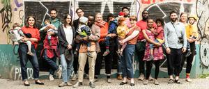 Die Eltern und Kinder der Kita-Gründungsgruppe des Vereins "Hoppípolla" vor ihren Räumen in Neukölln. 