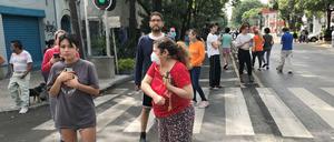 Menschen gehen nach einem Erdbeben in Mexiko-Stadt auf die Straße.