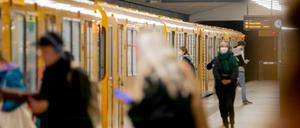 Seit Ende Juni müssen Maskenverweigerer in Berlin Strafe zahlen. 