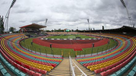 Treppen und enge Gänge – für Rollstuhlfahrer ist das Jahn-Stadion nur schwer erreichbar. 