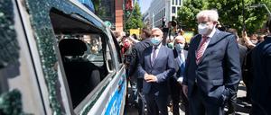 Politprominenz am demolierten Polizeiauto: Am 22. Juni besichtigten Bundesinnenminister Seehofer (r.) und Landesinnenminister Thomas Strobl den Tatort in der Stuttgarter City. 