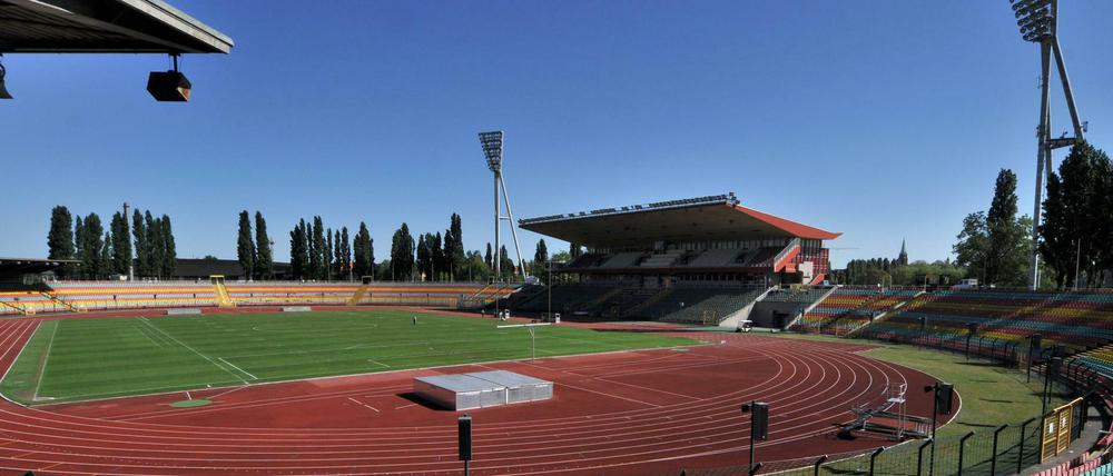 Der Jahn-Sportpark in Prenzlauer Berg soll abgerissen werden. Nun gibt es Streit um die Entscheidung.