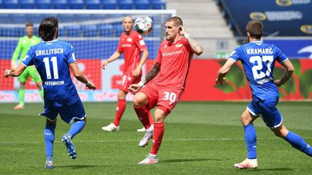Mittendrin: Robert Andrich ist erstmals in der Bundesliga am Ball.