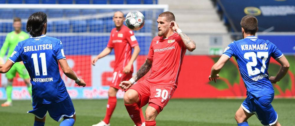 Mittendrin: Robert Andrich ist erstmals in der Bundesliga am Ball.