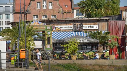 Nah am Wasser. Gegenüber dem Bode-Museums, direkt an der Spree, öffneten seit dem Jahr 2000 im Winter die Märchenhütten und im Sommer das Amphitheater. 