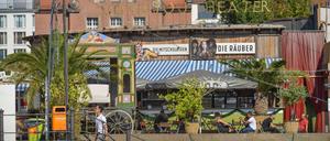 Nah am Wasser. Gegenüber dem Bode-Museums, direkt an der Spree, öffneten seit dem Jahr 2000 im Winter die Märchenhütten und im Sommer das Amphitheater. 