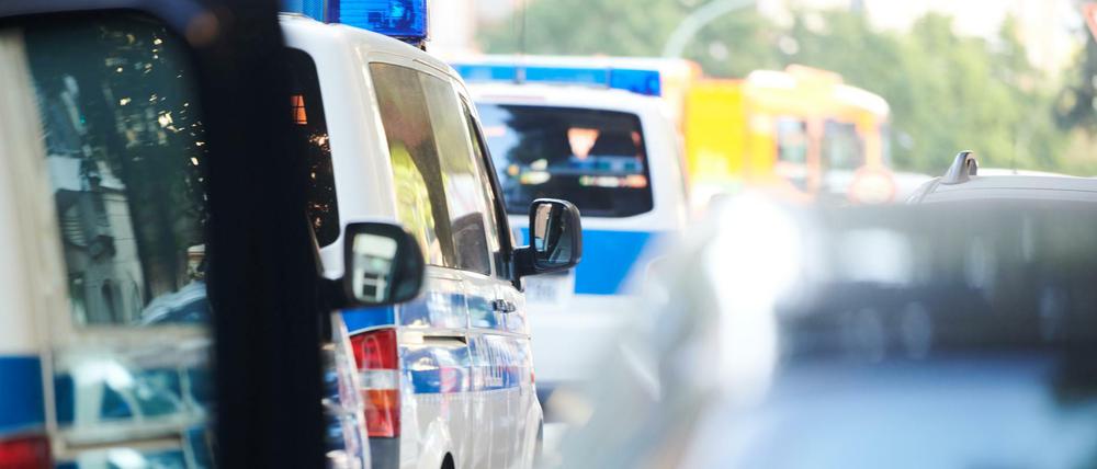 Polizeifahrzeuge stehen bei einer Razzia im Wedding.