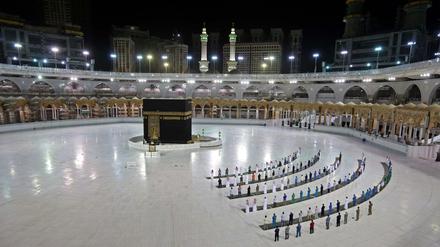 Nr wenige Gläubige beten - in gebührendem Abstand - in diesen Tagen an der Kaaba, dem heiligsten Schrein des Islam in Mekka. 