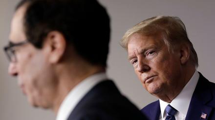 Not amused. US-Präsident Donald Trump schaut finster Richtung Finanzminister Steven Mnuchin.