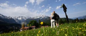 Urlaub in Bayern: Wanderer genießen die Aussicht über das Wettersteingebirge.