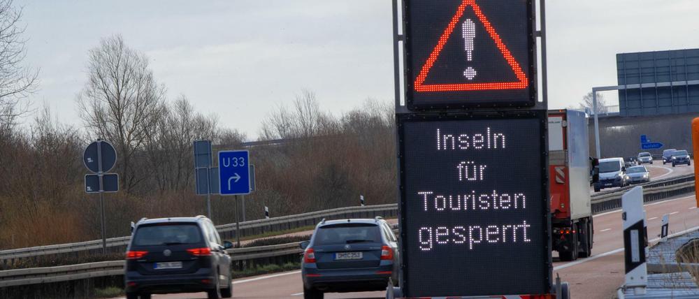 Kommte das Schild bald wieder zum Einsatz? Eine mobile Informationstafel stand im März an der Autobahn A20 auf dem Weg nach Usedom und Rügen.