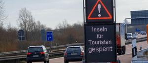 Kommte das Schild bald wieder zum Einsatz? Eine mobile Informationstafel stand im März an der Autobahn A20 auf dem Weg nach Usedom und Rügen.