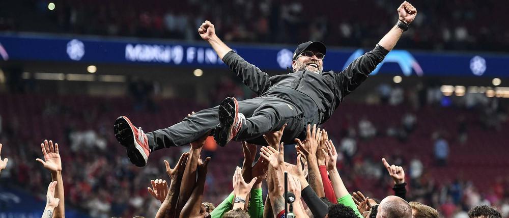 Oh, wie ist das schön. Die Liverpooler Spieler feiern ihren Meistertrainer.