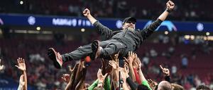 Oh, wie ist das schön. Die Liverpooler Spieler feiern ihren Meistertrainer.